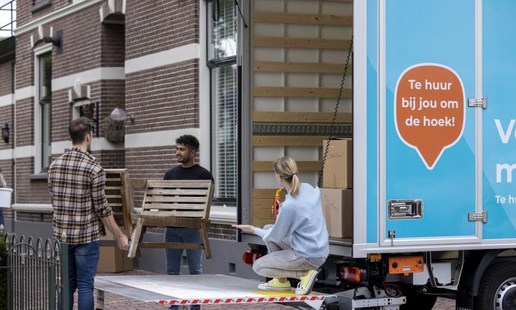 Mensen aan het verhuizen met verhuisbus van autohopper