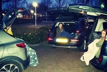 Mensen slapend in de kofferbak